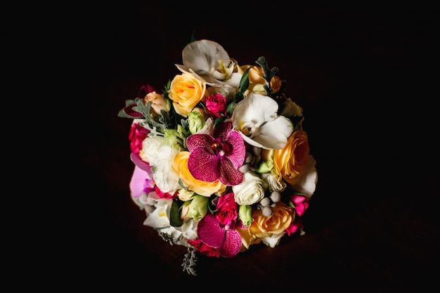 Um buquê de casamento chique contendo rosas coloridas