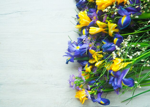 Um buquê de flores azuis e amarelas selvagens