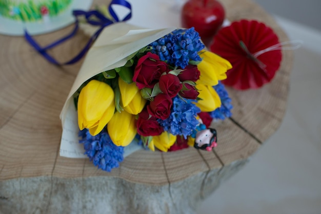 Um buquê de flores brilhantes está na mesa