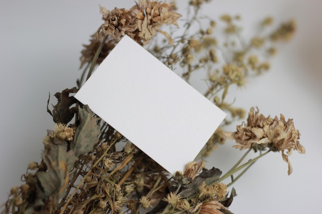um buquê de flores com um cartão branco