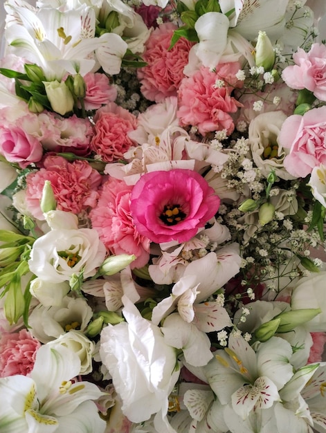 Um buquê de flores com uma flor rosa no centro.