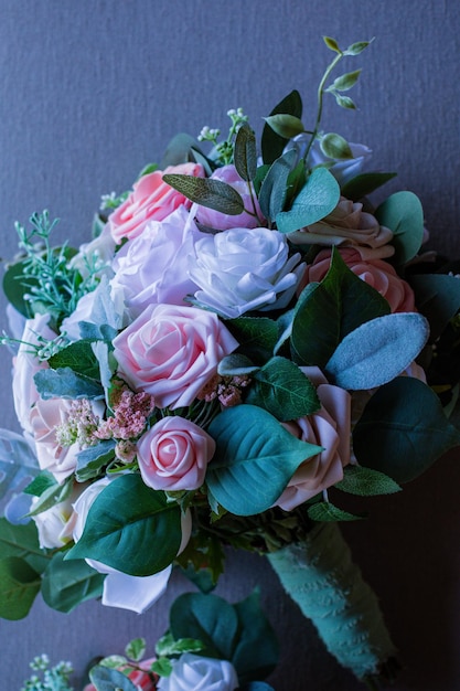 um buquê de flores com uma rosa rosa e branca