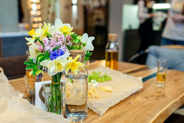 Um buquê de flores da primavera na mesa da cozinha