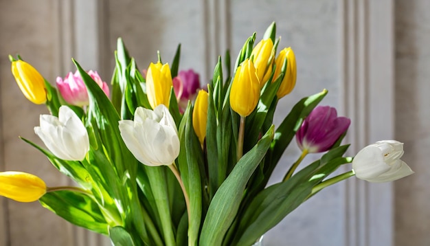 um buquê de flores de primavera como um detalhe decorativo no interior da sala