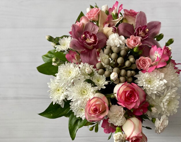 Um buquê de flores é exibido em um vaso