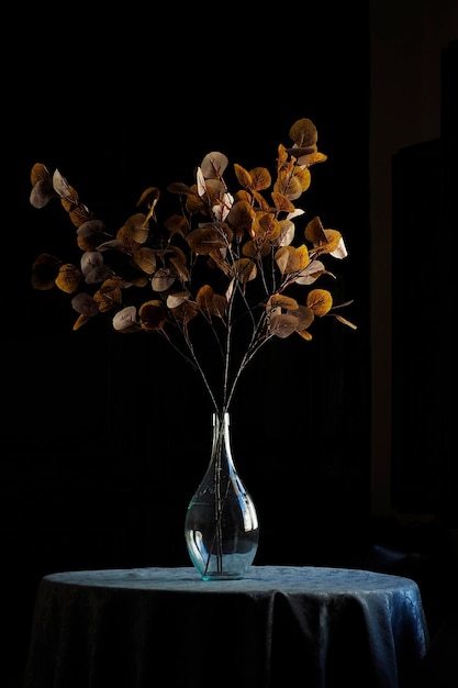 Um buquê de flores em um vaso de cristal com luz solar