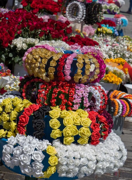 Um buquê de flores está em exibição em um mercado.