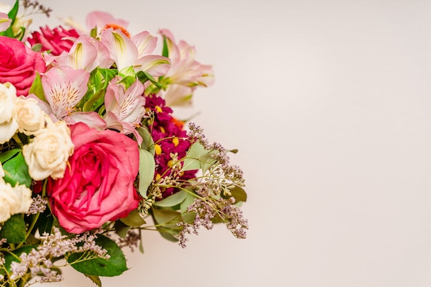 Um buquê de flores festivo para um aniversário ou dia das mulheres