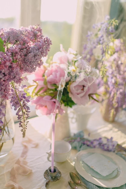 um buquê de flores para um feriado um casamento em delicadas cores pastel como decoração ou decoração de mesa