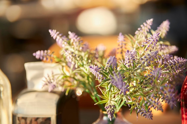 Um buquê de flores secas fica sobre a mesa em um dia ensolarado de verão flores secas em um vaso