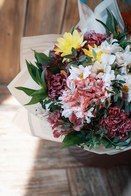 Um buquê de flores tingidas de vermelho