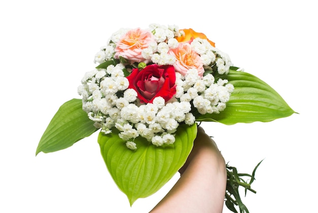 Um buquê de lindas rosas e yarrow com folha de hosta na mão da menina de uma noiva. flores. mola. camada plana, vista superior. ame. dia dos namorados. páscoa. cartão de casamento. objeto