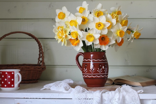 Um buquê de narcisos de jardim no interior do chalé Flores da primavera