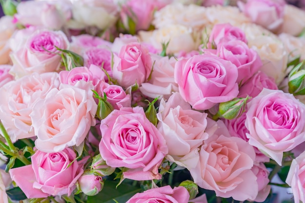 Foto um buquê de rosas cor de rosa e brancas. estampa floral.