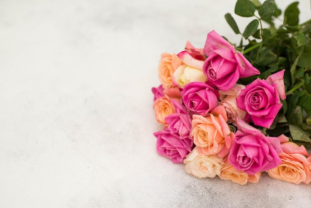 Um buquê de rosas cor de rosa em um fundo cinza