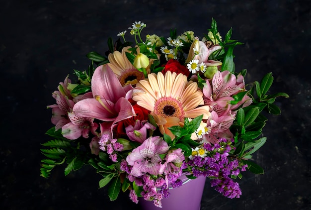Um buquê delicado com uma variedade de flores fica em cima da mesa