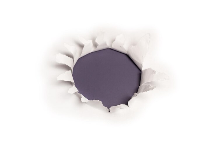 Foto um buraco em um papel branco em um espaço de cópia de fundo vermelho