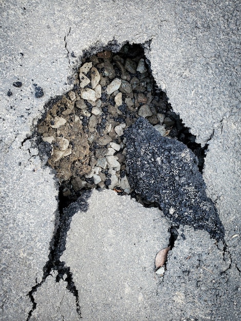 Foto um buraco na estrada uma fenda em forma de coração no asfalto