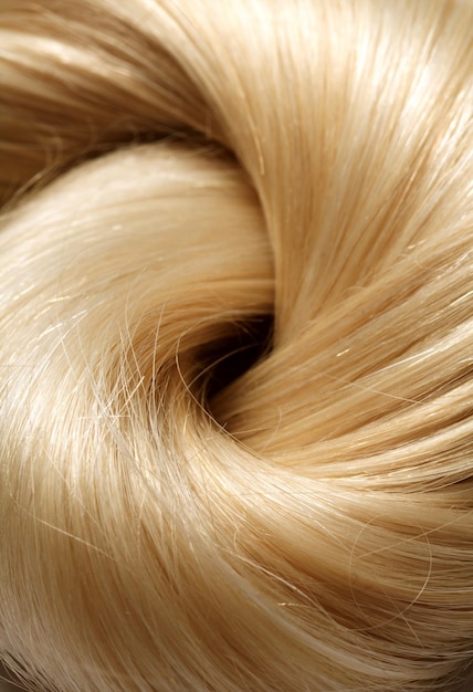 um cabelo loiro com uma mancha preta nele