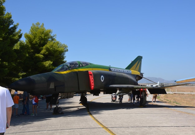 Um caça militar fica na pista de um aeródromo militar na Grécia