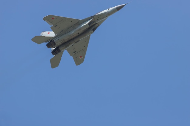 Um caça militar voando no céu