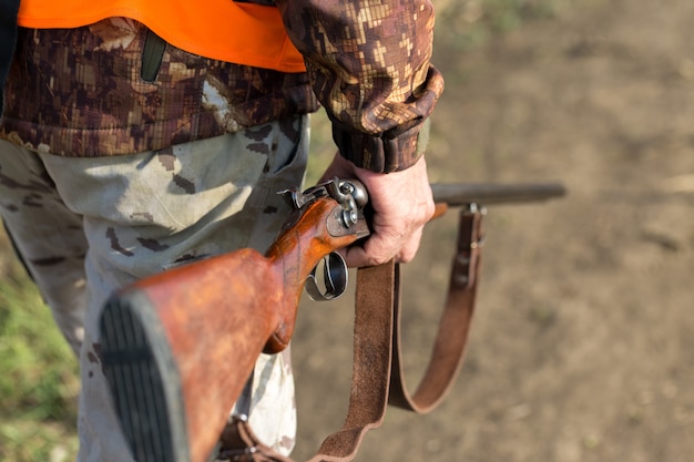 Um caçador com uma arma nas mãos