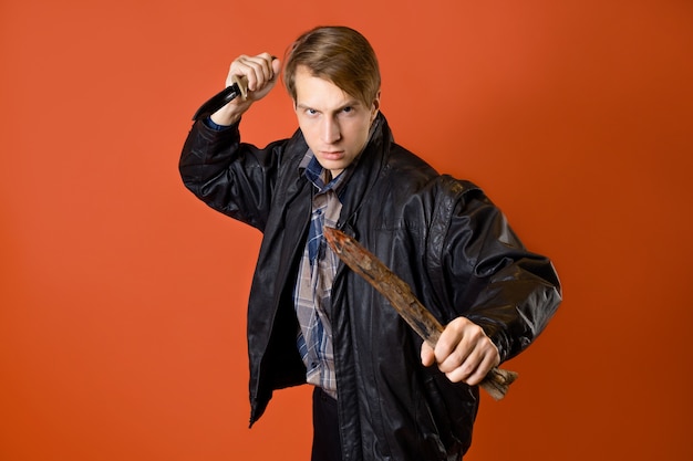 Um caçador de vampiros moderno, um cara com uma camisa casual e uma jaqueta de couro