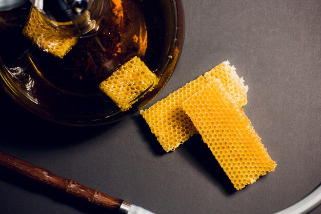 Um cachimbo de água com uma base de mel, um sabor doce de cachimbo de água, ao lado de favos de mel
