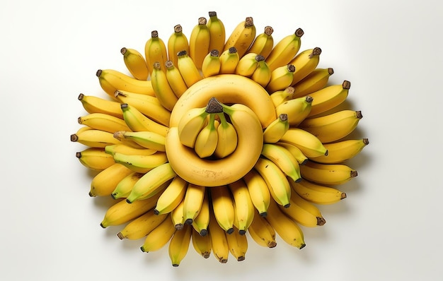 um cacho de bananas dispostas sobre uma superfície branca