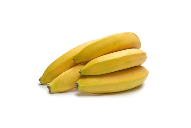 Um cacho de bananas isolado em um fundo branco.