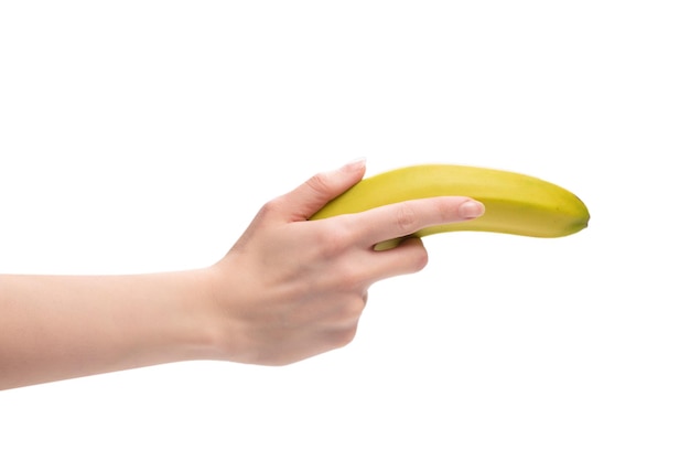 Um cacho de bananas na mão de uma mulher isolado no fundo branco