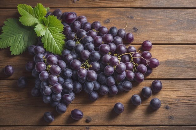 Um cacho de uvas frescas em uma mesa de madeira. Estilo vintage, imagem tonificada.