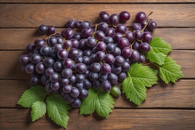 Um cacho de uvas frescas em uma mesa de madeira. Estilo vintage, imagem tonificada.