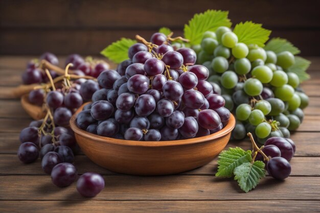 Um cacho de uvas frescas em uma mesa de madeira. Estilo vintage, imagem tonificada.