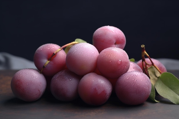 Um cacho de uvas roxas em uma mesa com fundo preto