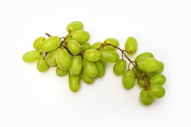 Um cacho de uvas verdes em uma foto isolada de fundo branco