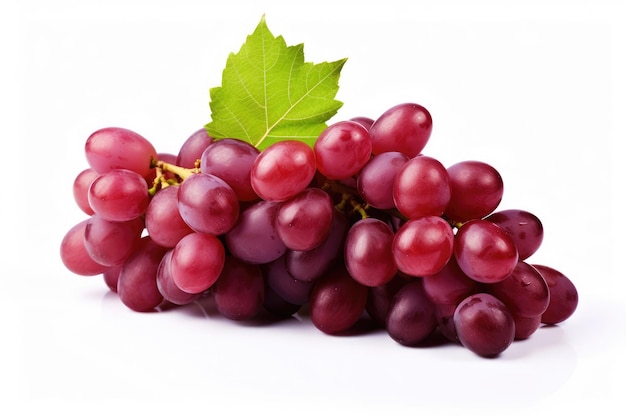 Um cacho de uvas vermelhas em branco