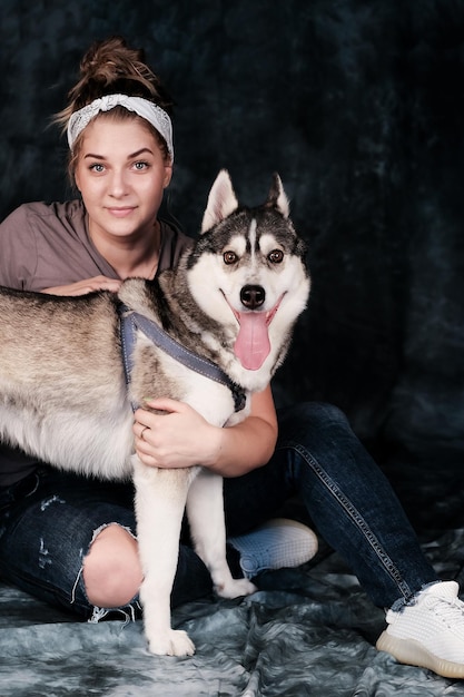 Foto um cachorro com a língua para fora