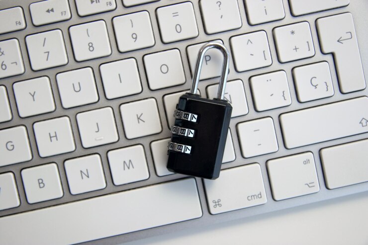 Foto um cadeado fica ao lado de um conceito de vulnerabilidade de computador de segurança de teclado branco