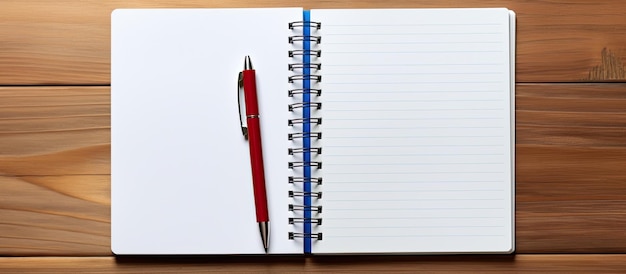 Um caderno branco com espiral de metal e três canetas esferográficas em verde vermelho e azul são colocados