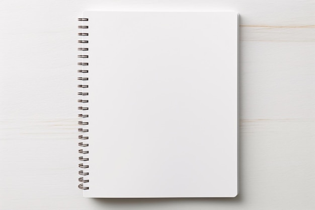 um caderno branco com uma espiral encadernada em uma superfície branca