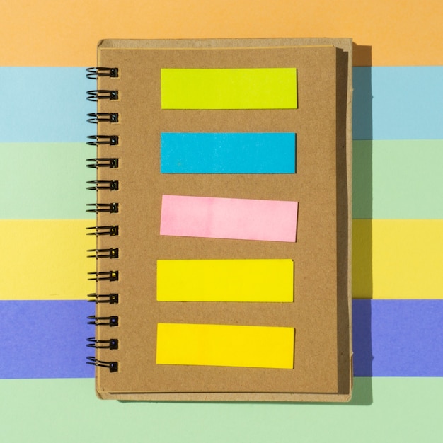 Foto um caderno com um espaço colorido de cópia.