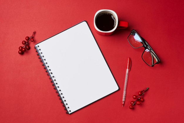 Um caderno com uma xícara de café e uma caneta