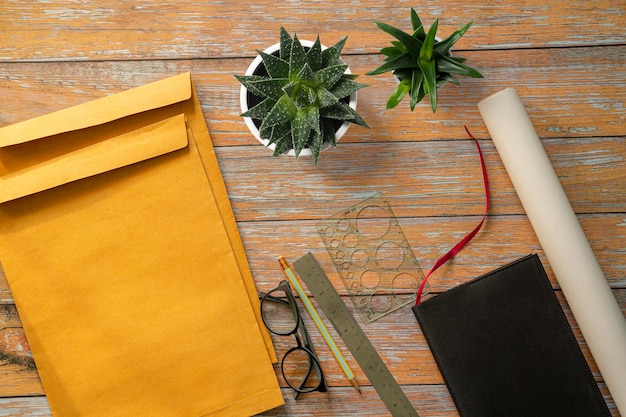 Um caderno de linhas abertas em uma mesa de mármore com maquete de papel cinza com espaço para o texto Mesa vista de