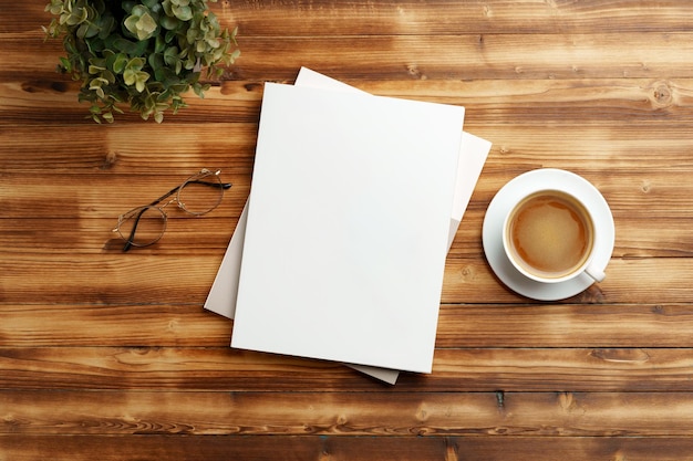 Um caderno em branco em cima de uma mesa de madeira à luz natural durante o dia