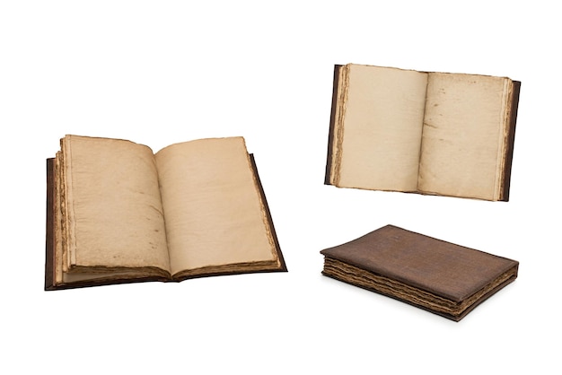 Um caderno velho vazio aberto isolado em um fundo branco