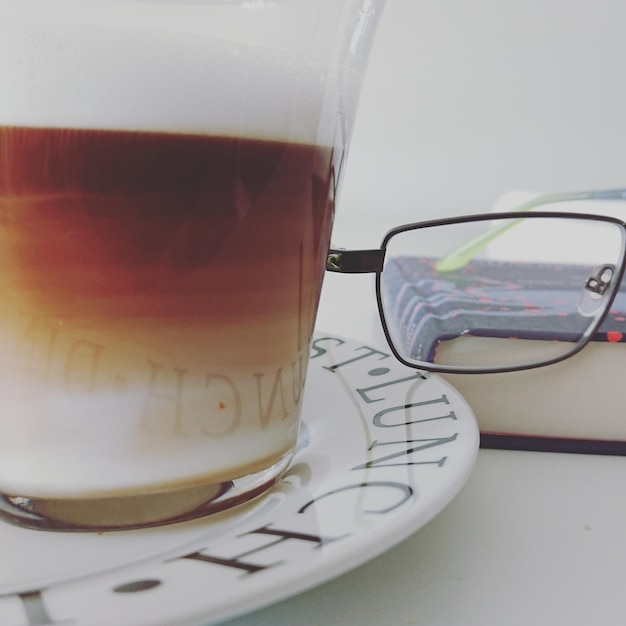 Foto um café e uma leitura.