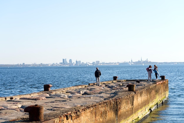 Um cais com vista para o Mar Báltico em Tallinn