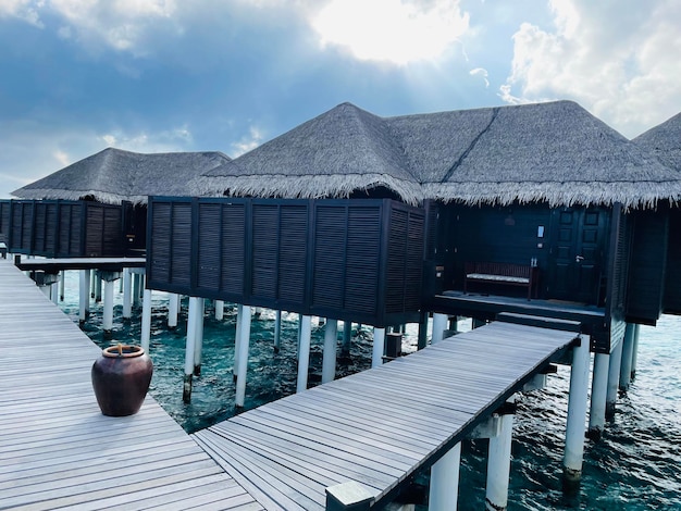 Um cais de madeira em um resort de luxo Baa Atoll Maldivas