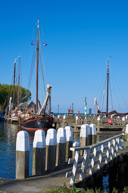 Foto um cais e um veleiro no porto de enkhuizen, na holanda